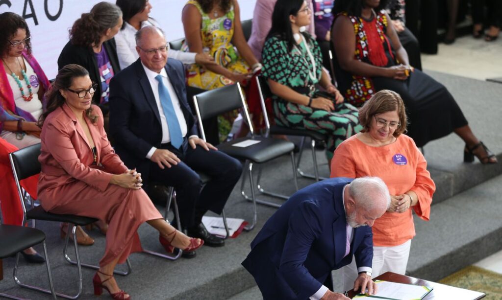 O presidente Luiz Inácio Lula da Silva, acompanhado da peimeira-dama Janja Lula da Silva, da ministra das Mulheres, Cida Gonçalves e de outras ministras, anuncia ações no Dia Internacional das Mulheres - Foto: José Cruz/ Agência Brasil