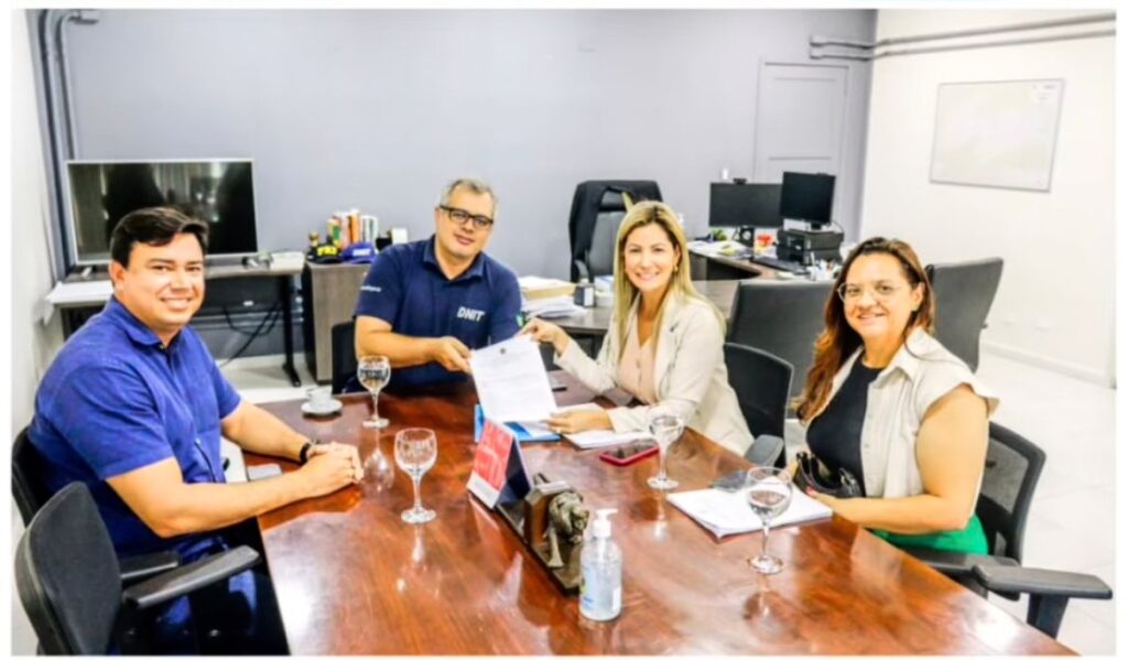Deputada Danielle do Vale recebeu, do Superintendente do DNIT, o termo de autorização para sinalização semafórica no viaduto da BR-101 - Foto: Reprodução/redes sociais