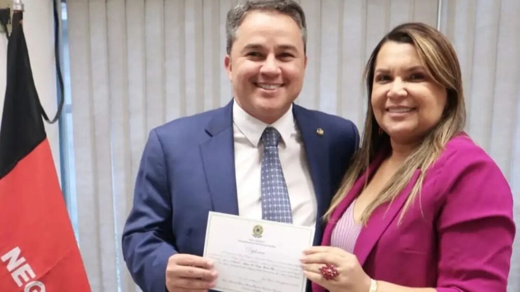 Prefeita Elissandra Brito ao lado do senador Efraim Filho, em Brasília - Foto: Reprodução/redes sociais