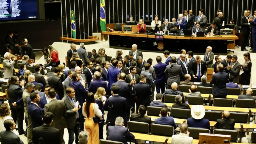 Deputados em plenário durante votação do novo marco fiscal; proposta será encaminhada ao Senado - Foto: Sérgio Lima/Poder360