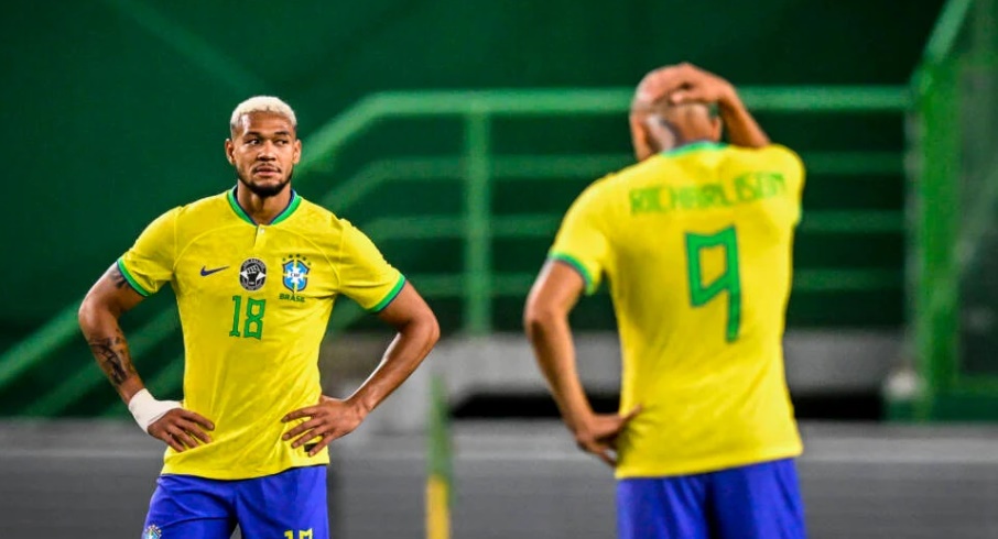 Joelinton e Richarlison se lamentam durante derrota — Foto: Patrícia de Melo Moreira/AFP