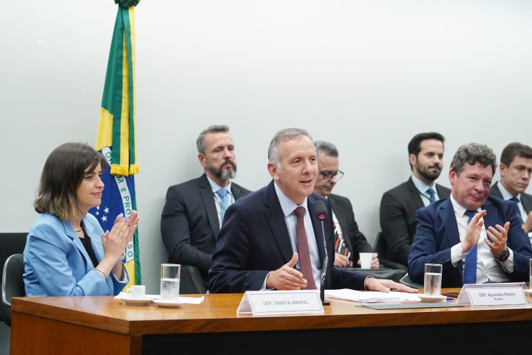 Aguinaldo Ribeiro divulgou o relatório preliminar sugerindo a unificação dos tributos - Foto: Pablo Valadares / Câmara dos Deputados