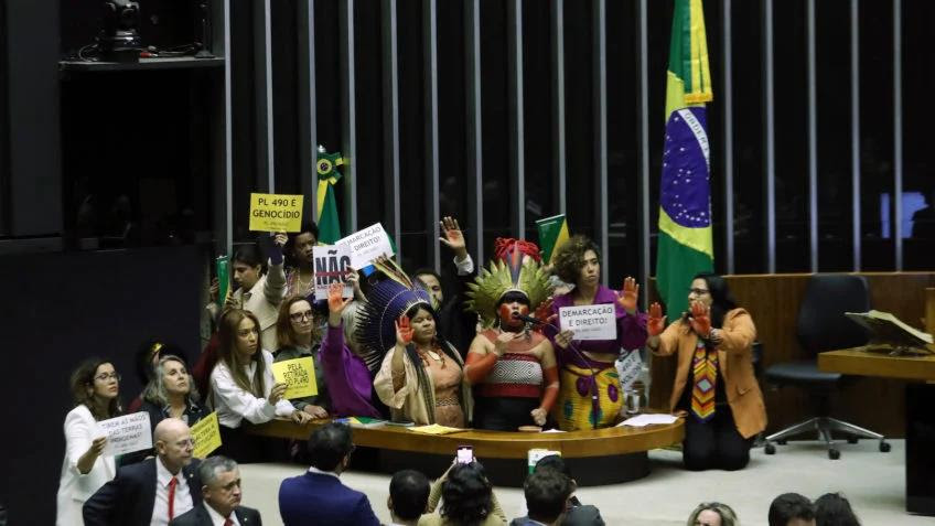 Grupos indígenas protestaram no Congresso Nacional - Foto: Bruno Spada / Câmara dos Deputados