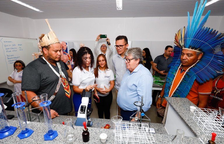 A escola conta com oito salas de aula, biblioteca, laboratórios de Ciências, Informática, Matemática/Robótica, sala de professores, diretoria, refeitório e recreio coberto – Foto: Secom-PB