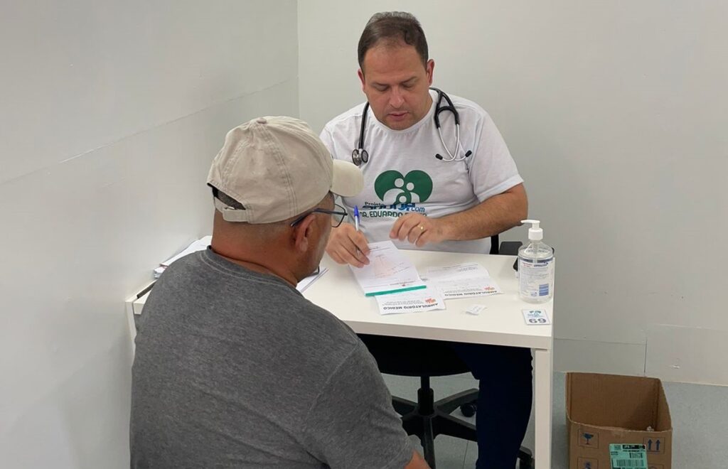 Atendimento é feito dentro de um ônibus adaptado para consultas – Foto: Assessoria
