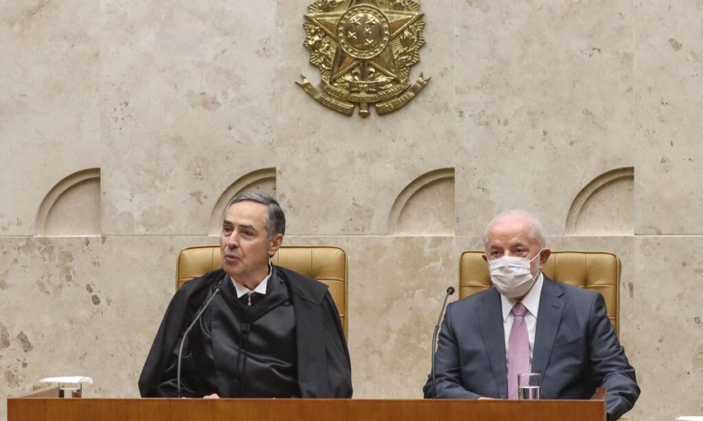 O ministro Barroso, e o presidente Lula, durante a cerimônia de posse no cargo de presidente do Supremo Tribunal Federal - Foto: Valter Campanato/Agência Brasil