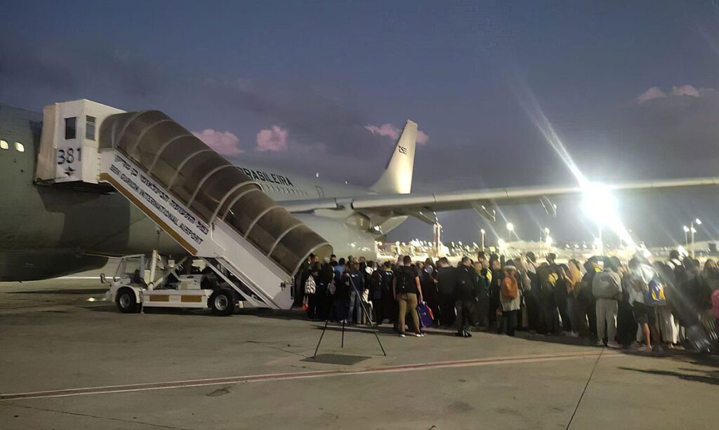 A primeira aeronave KC-30, da FAB, decolou de Tel Aviv, Israel, às 14h12 (horário de Brasília). A bordo, os 211 primeiros brasileiros resgatados após os conflitos recentes - Foto: Força Aérea Brasileira