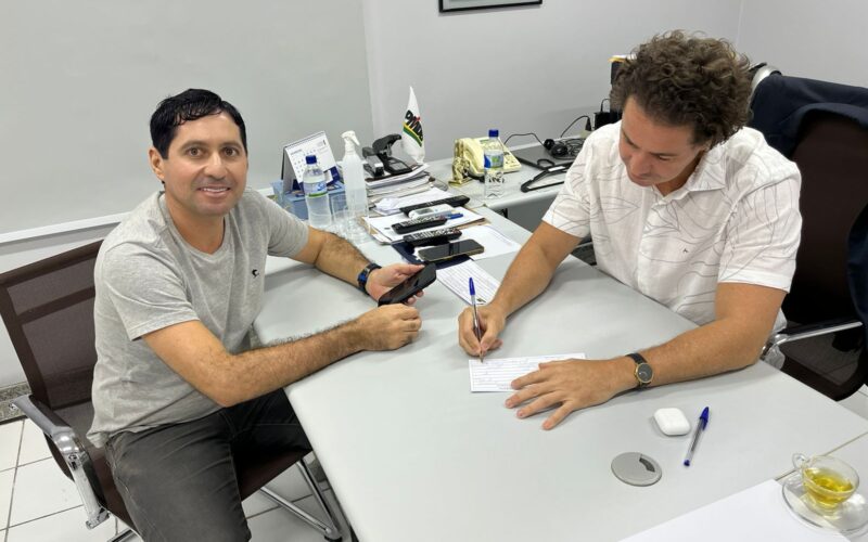 “Agradeço ao senador Veneziano Vital por seu apoio e dedicação à nossa cidade", disse Helhinho - Foto: Assessoria