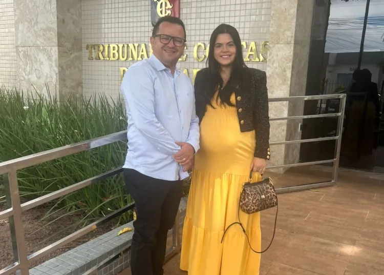 Prefeito Elias Costa acompanhado da assessoria jurídica - Foto: Reprodução/divulgação