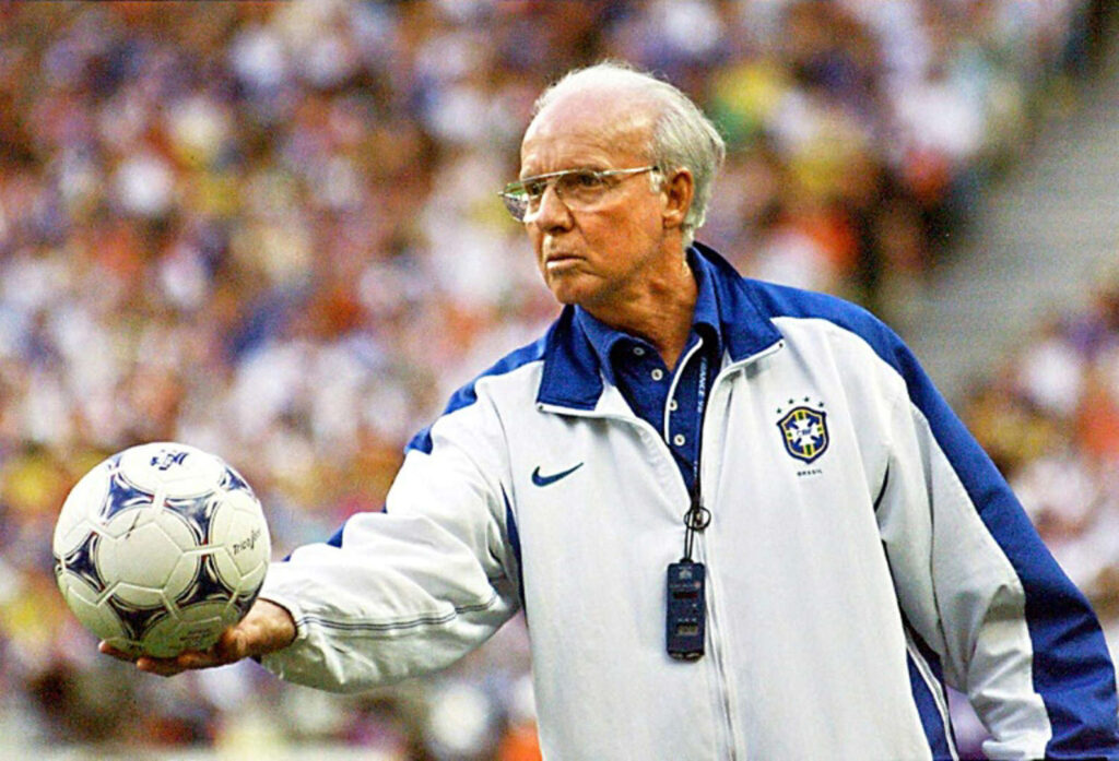Imagem de arquivo de Zagallo durante a final da Copa do Mundo de 1998, em que o Brasil foi derrotado pela França por 3 a 0 - © Gabriel BOUYS