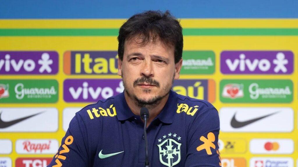 Diniz permaneceu por seis jogos no cargo, com duas vitórias, um empate e três derrotas - Foto: Divulgação/CBF