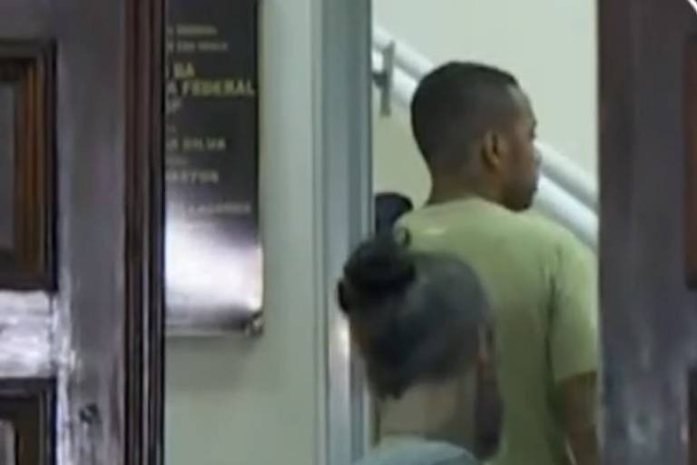 Robinho na sede da Polícia Federal em Santos, onde foi preso após decisão do STJ - Reprodução/GE