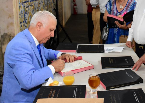 Desembargador autografa livro – Foto: Assessoria