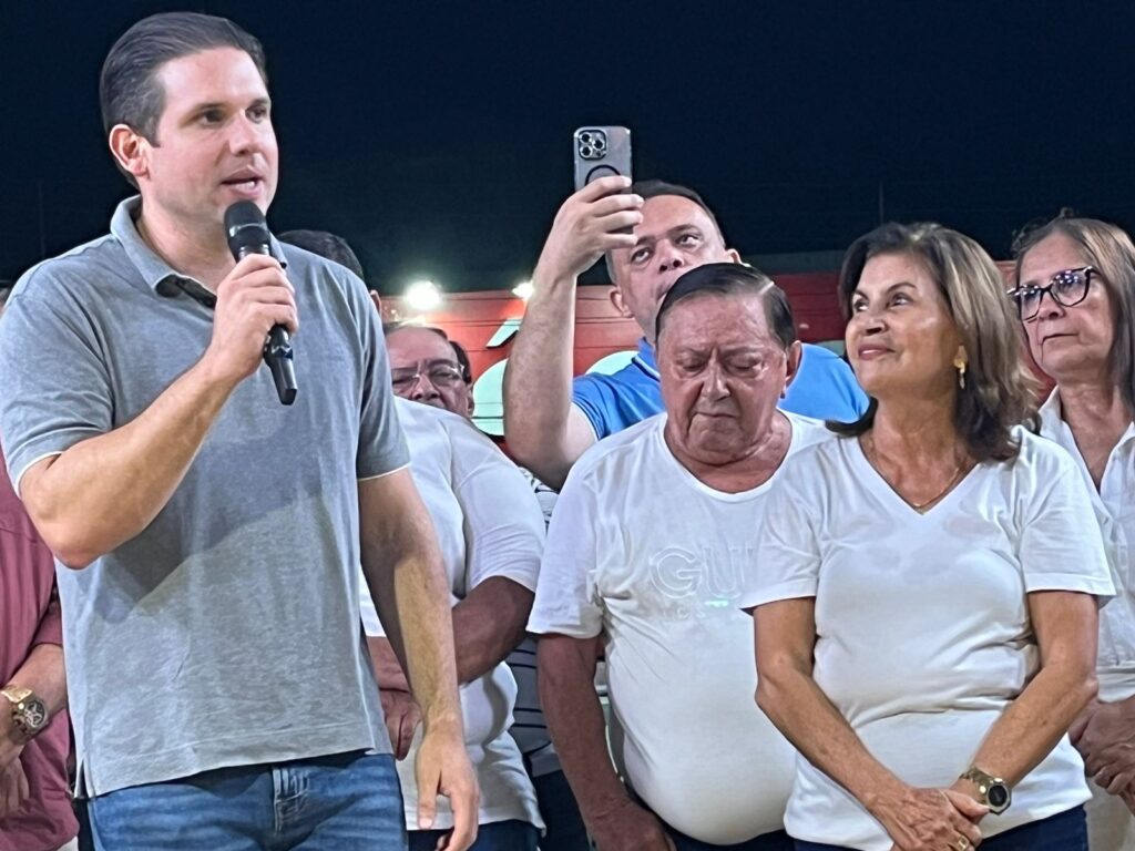 Hugo Motta ao lado da prefeita Eunice Pessoa, durante assinatura da ordem de serviço para pavimentação em Mamanguape - Foto: Lenilson Balla
