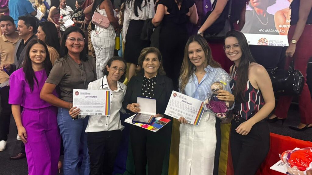 Prefeita Eunice presente no evento ao lado da secretária da Mulher Alída Ribeiro e colaboradores da gestão - Foto: Divulgação/assessoria