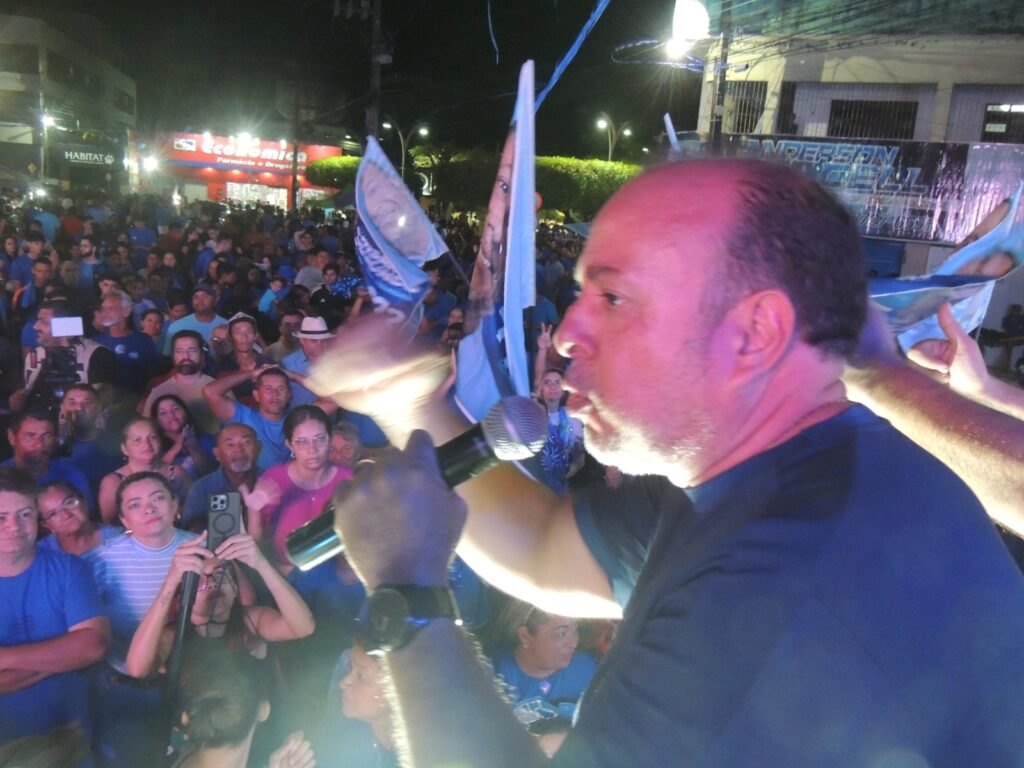 Candidato a vereador Crisanto Segundo durante discurso em comício - Foto: divulgação/assessoria