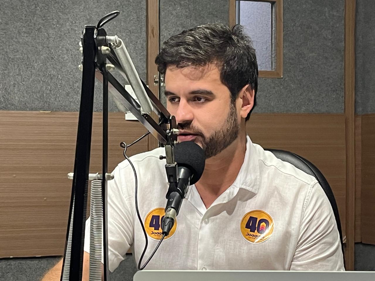 Joaquim Fernandes durante entrevista na Rádio Correio do Vale FM - Foto: Reprodução/divulgação