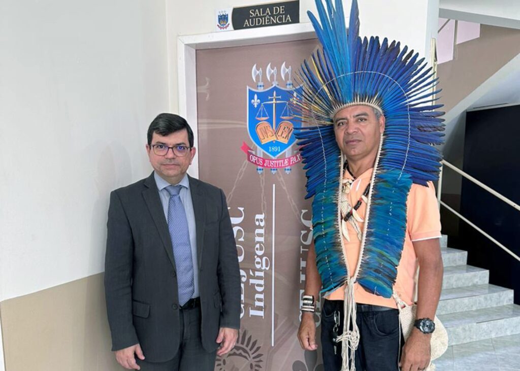 Juiz Judson Kildere com o cacique Sandro Barbosa - Foto: Divulgação