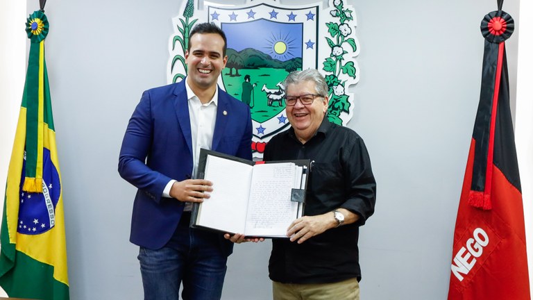 João Azevêdo transmitindo o cargo ao vice-governador Lucas em função de uma viagem de férias - Foto: Francisco França
