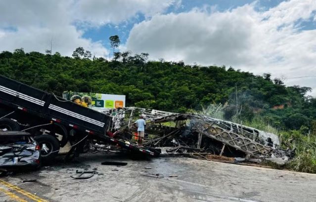 Ônibus pegou fogo após colidir contra carreta — Foto: Corpo de Bombeiros MG/Divulgação
