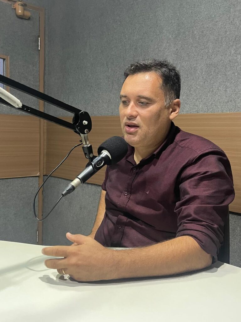 Vereador Neto Belino (Republicanos), durante entrevista ao programa Rádio Repórter, da Correio do Vale FM - Foto: Blog Lenilson Balla
