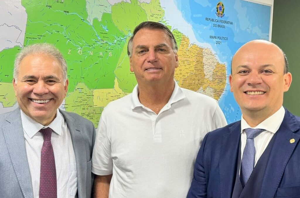 Marcelo Queiroga (esquerda), Jair Bolsonaro (centro) e Cabo Gilberto (direita) - Foto: Reprodução/Instagram
