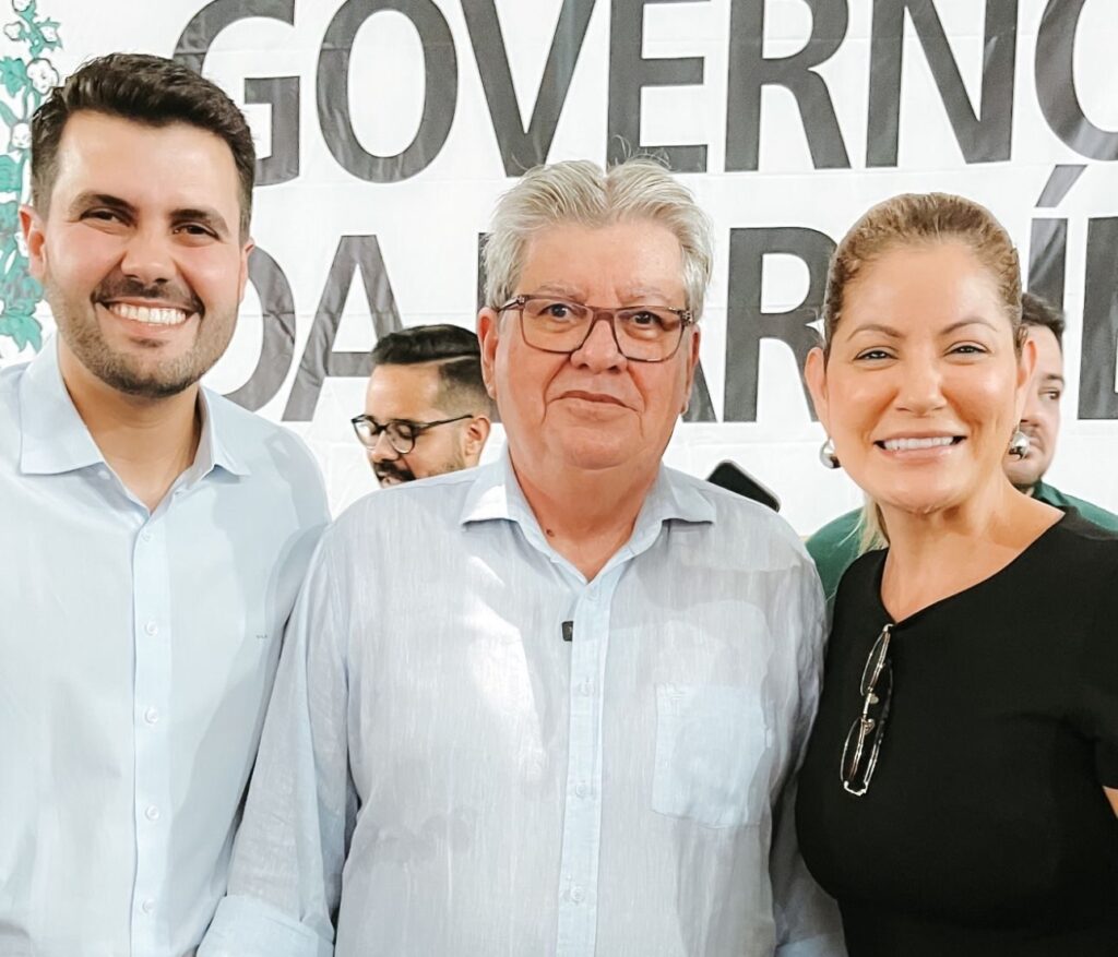 Secretário de Educação da Paraíba, Wilson Filho (esquerda); governador João Azevêdo (centro); e a deputada Danielle do Vale (direita) - Foto: Reprodução/redes sociais
