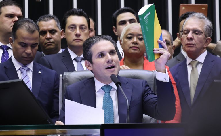 Hugo segura exemplar da Constituição no primeiro discurso – Foto: Reprodução/TV Câmara