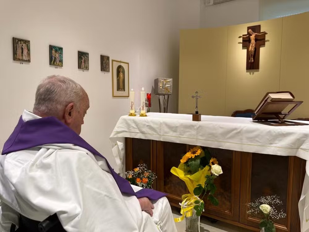 O Papa Francisco celebrando missa em hospital após um mês internado. — Foto: Sala Stampa della Santa Sede