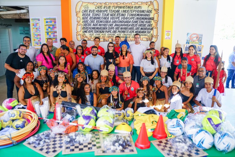 Entrega de kits esportivos aos alunos da Escola Estadual Indígena Índio Pedro Máximo de Lima, na Aldeia Três Rios, em Marcação - Foto: Secom/PB