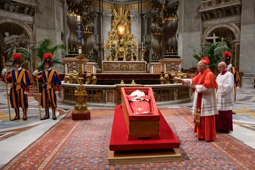 Cardeal camerlengo abençoa corpo do papa Francisco com água benta, durante cerimônia de fechamento do caixão, em 25 de abril de 2025 — Foto: Vaticano