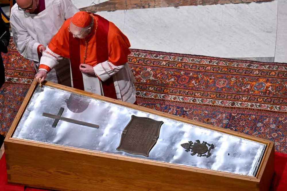 Caixão do papa Francisco é selado com tampa de zinco, em 25 de abril de 2025 — Foto: Vaticano