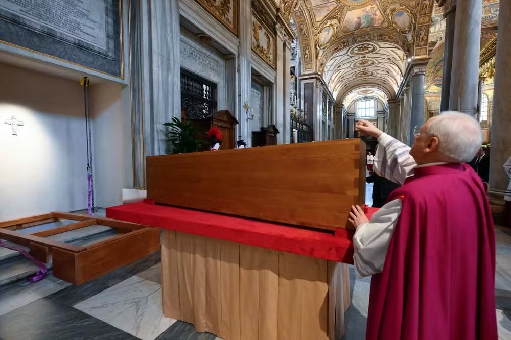 Papa Francisco é sepultado dentro da basílica Santa Maria Maggiore, em Roma — Foto: Vatican Media/Divulgação