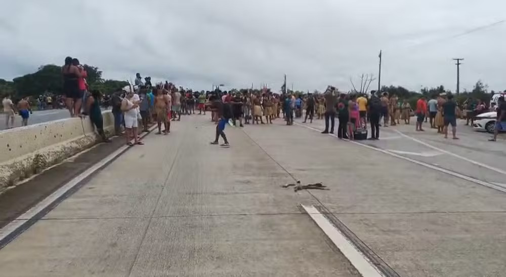 Protesto de indígenas potiguara interdita BR-101, em Mamanguape — Foto: Reprodução/PRF