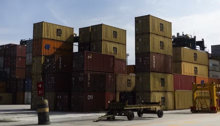 Porto de Santos, no litoral paulista: governo busca mercados alternativos para produtos brasileiros — Foto: Maria Isabel Oliveira/Agência O Globo