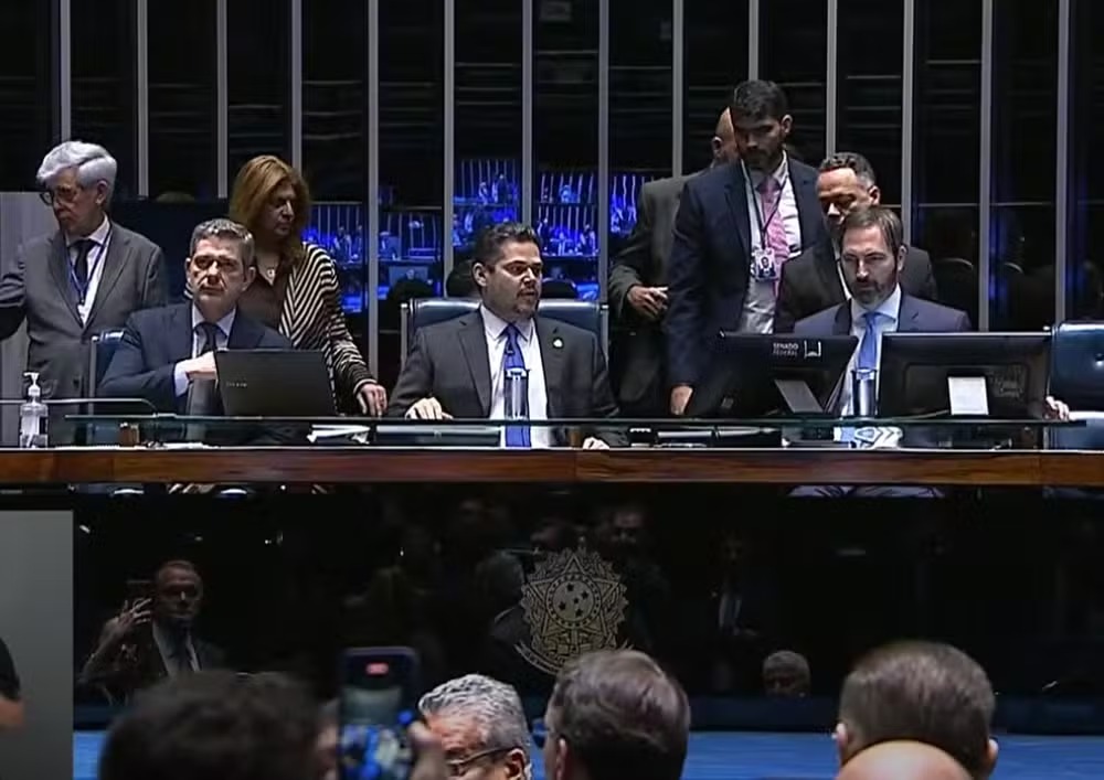 Senadores durante votação do projeto que mantém isenção de IR para quem ganha até R$ 2 mil — Foto: Reprodução/TV Senado