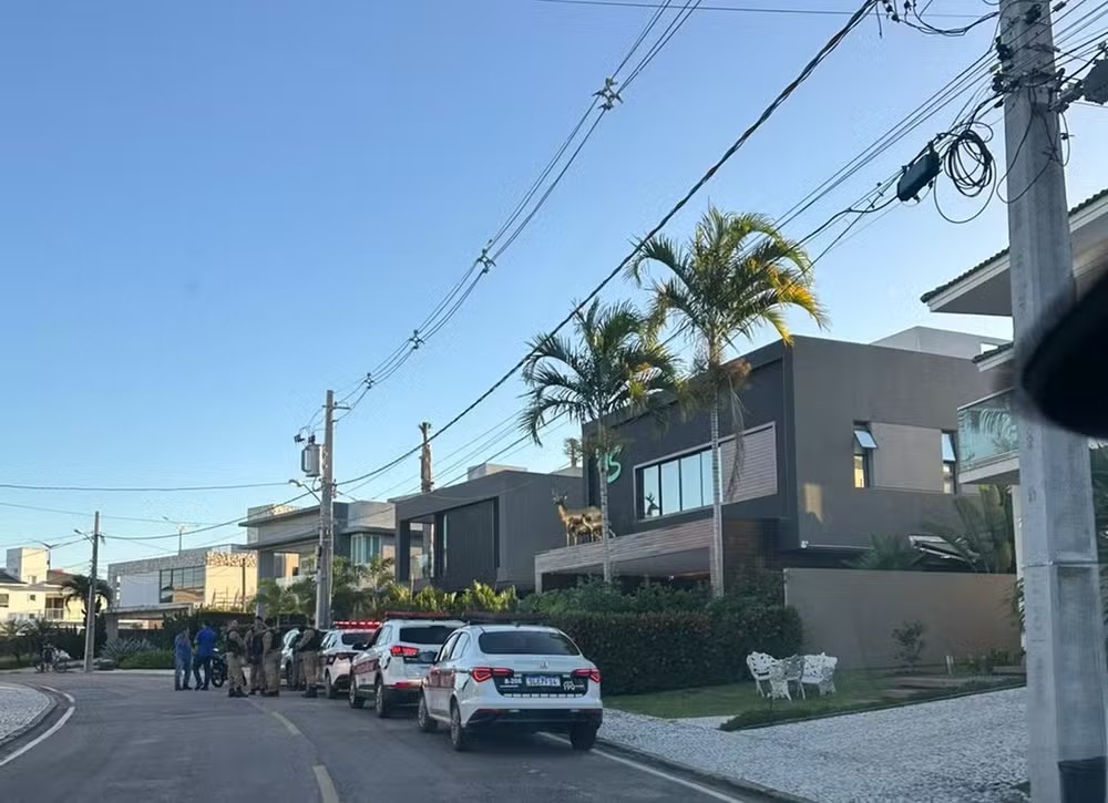 Polícia em frente ao condomínio de Hytalo Santos, em João Pessoa — Foto: TV Cabo Branco