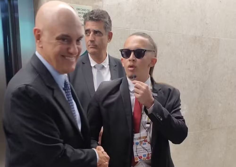 Ministro Alexandre de Moares se encontra com o influencer Mizael Silva, dono do personagem "advogado de Alexandre de Moraes" — Foto: Nayara Felizardo/g1
