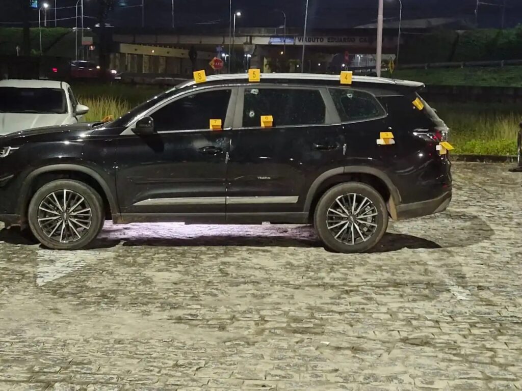 Carro do vereador Guga Moov Jampa foi atingindo por nove tiros - Foto: Reprodução