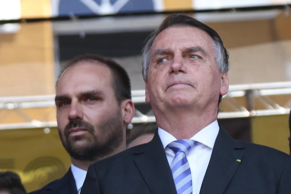 Eduardo e Jair Bolsonaro - Foto: TOMZÉ FONSECA/FUTURA PRESS/ESTADÃO CONTEÚDO