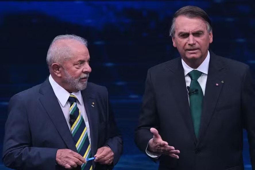 Lula e Bolsonaro durante o debate no segundo turno da eleição presidencial, em outubro de 2022 - Foto: Nelson Almeida / AFP